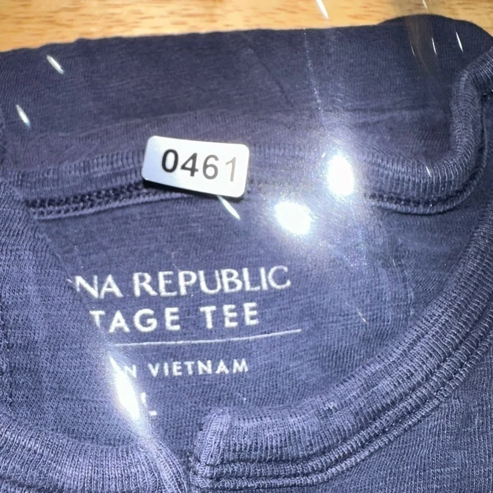 Banana Republic Vintage 3-Button T-Shirt (Size L)